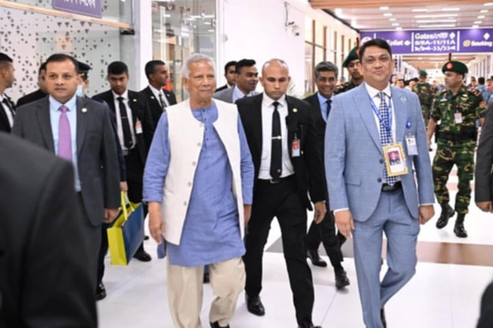 যুক্তরাজ্যে ৪  দিনের সরকারি সফর শেষে দেশে ফিরেছেন প্রধান উপদেষ্টা
